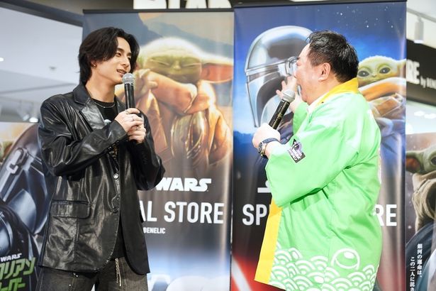 最新作の内容を予想し盛り上がる2人