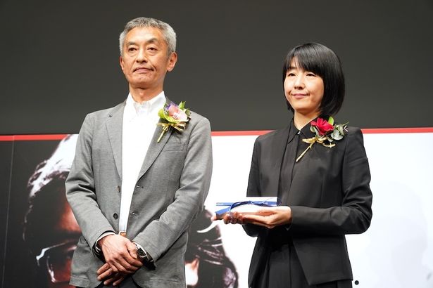 記念品は大島監督愛用のモンブランの万年筆