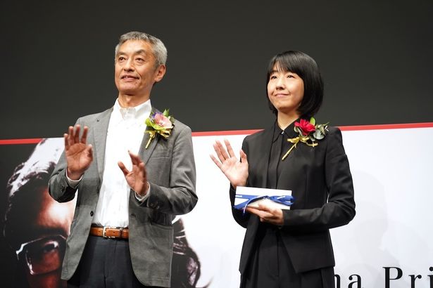 笑顔で手を振る場面も