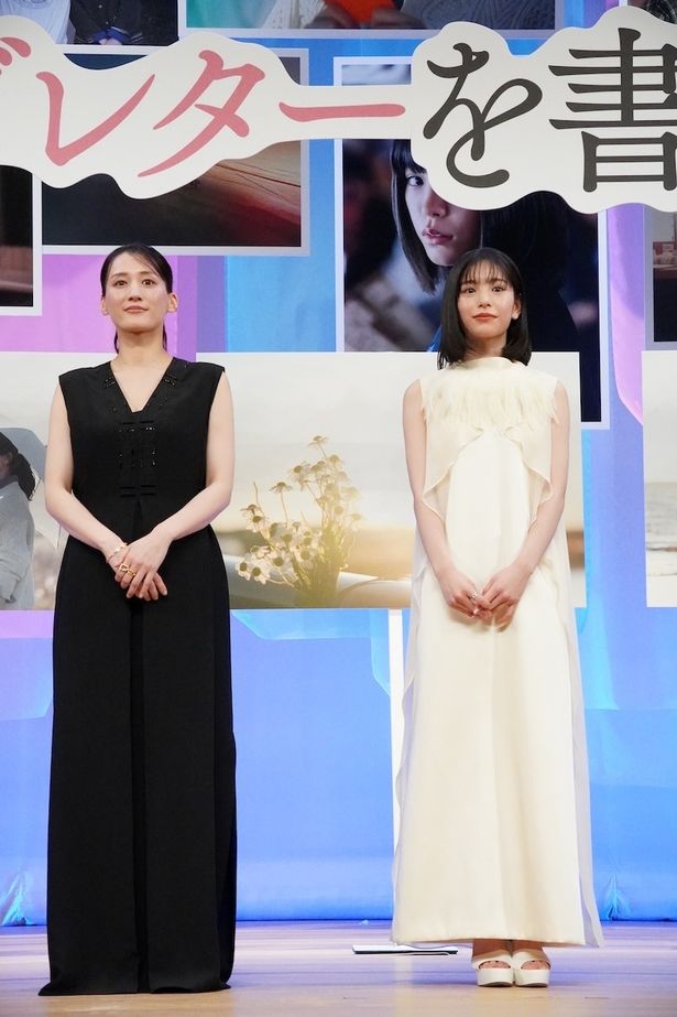 【写真を見る】綾瀬はるかはブラック、當真あみはホワイトのドレスで美オーラ全開！