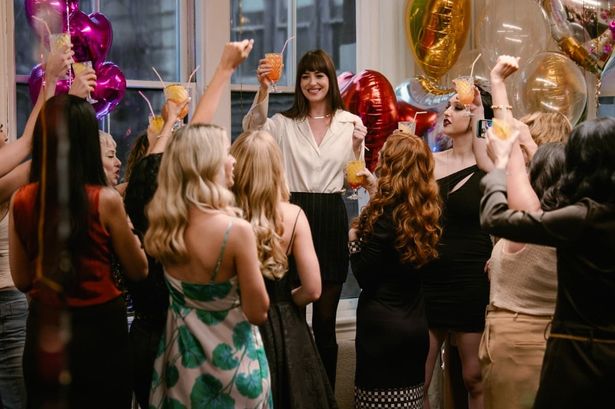 ルーシーが勤める結婚相談所でのカップル成立パーティのシーン写真