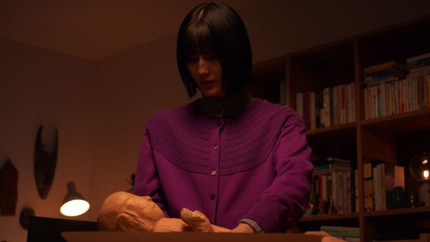 主演の橋本愛演じる、ホラー作家の鹿角南