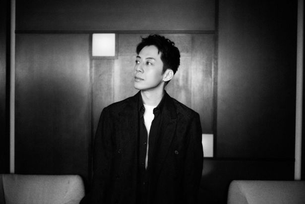  【写真を見る】マルチな才能をみせる西野亮廣をモノクロ写真とカラーで撮り下ろし！