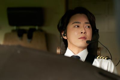 『建築学概論』や「賢い医師生活」、『PILOT ー人生のリフライトー』ヒットメーカーに愛される俳優チョ・ジョンソクの魅力を紐解く