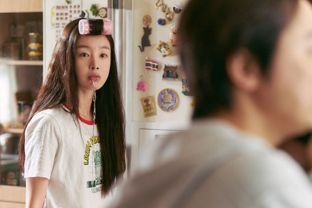 航空会社への再就職を目指すジョンウは妹の名前を使うことを思いつく(『PILOT －人生のリフライト－』)