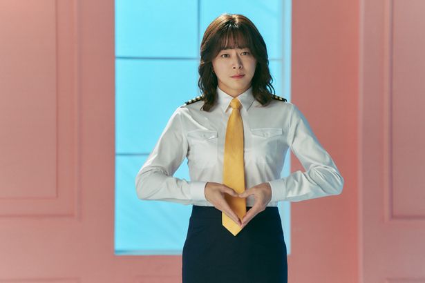 慣れないヒールをはきこなし、女性として振る舞うジョンウを好演(『PILOT －人生のリフライト－』)