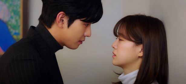 代理で出席したお見合い相手との恋を描く「社内お見合い」