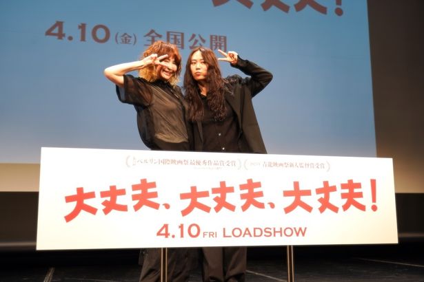 さまざまなポーズでフォトセッションに応じた