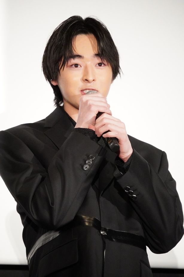 透子を花嫁として見初める、猫又のあやかし・猫田東吉役を演じる谷原七音。この日が舞台挨拶デビューとなった