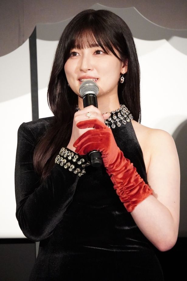 家族から愛されず虐げられてきた平凡な女子大生・東雲柚役の吉川愛