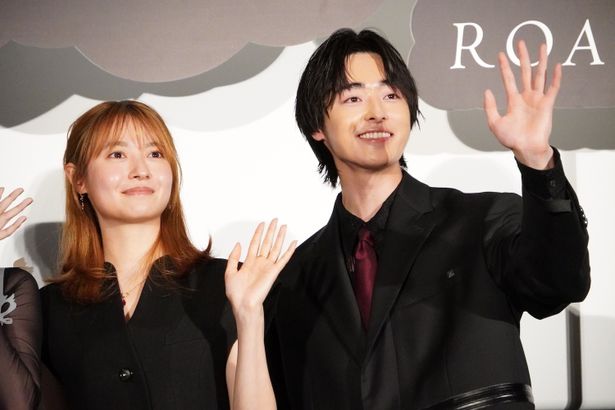 会場に笑顔で手を振った