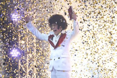 唐沢寿明がアフロ姿の毒舌司会者、樺山桃太郎を演じる