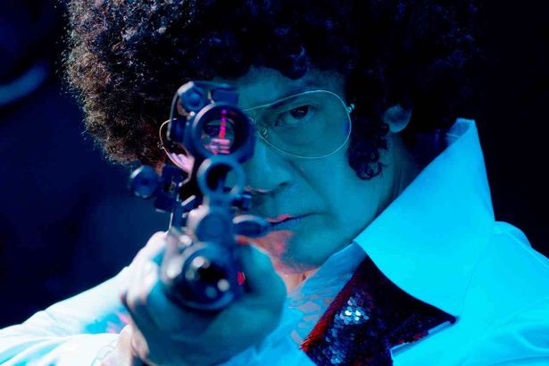 銃を構える樺山