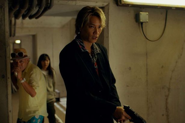 ギャンブルが銃を構える後ろで怯えているような大穴と一子