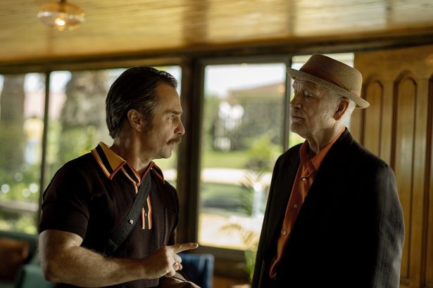 【写真を見る】ジョン・マルコビッチとサム・ロックウェルがCIAエージェントを演じる！