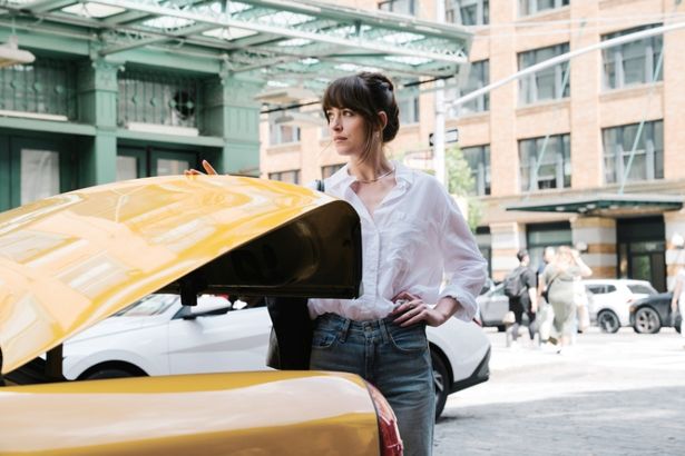 【写真を見る】“人生の選択”に揺れる、凄腕マッチメーカーを演じるのは、ダコタ・ジョンソン！