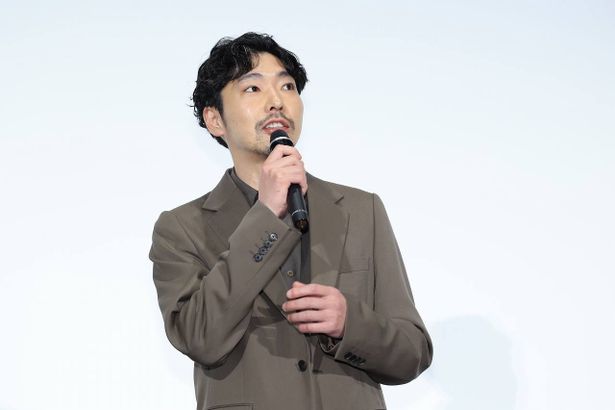 【写真を見る】仇討ち事件の真相を追う加瀬総一郎役の柄本佑。役作りとして183センチの高身長を目立たないようにしたそう