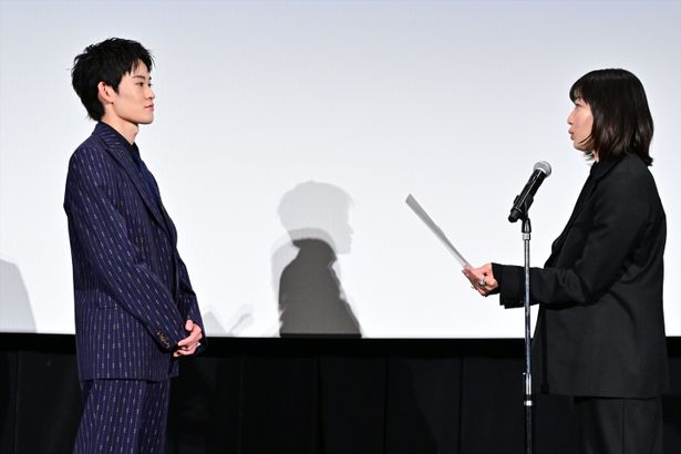 卒業証書を読み上げる菅野美穂