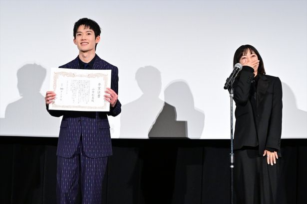 涙をぬぐう菅野美穂