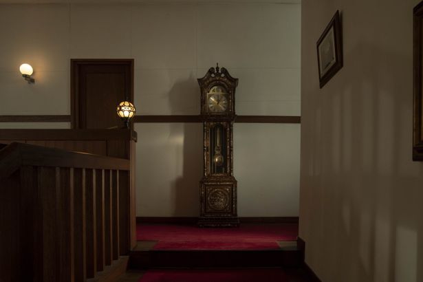 物語の鍵を握る古びた柱時計