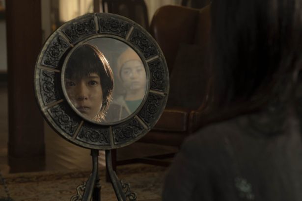 鏡越しに映る霊体の姉、美玖