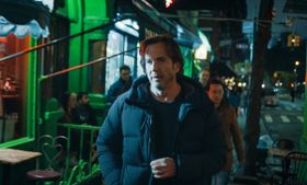 家族と別居し、離婚の危機に向き合うアレックス