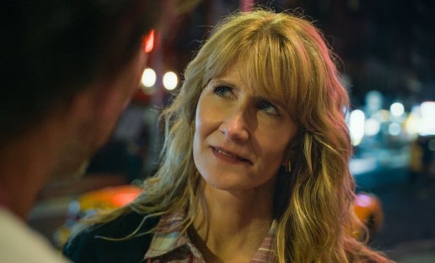 初めてアレックスがステージに立っていたことを知ったテスが「知らないのは私だけ？」と詰め寄る