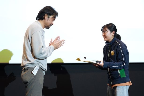 『自由研究事変』松林監督に拍手を送る岩井澤監督