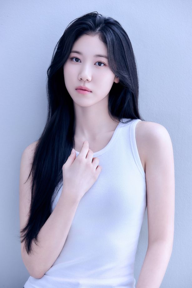 【写真を見る】シンプルなタンクトップでも映える透明感と、監督も配役の決め手になったという”まなざし”が印象的なイ・レ