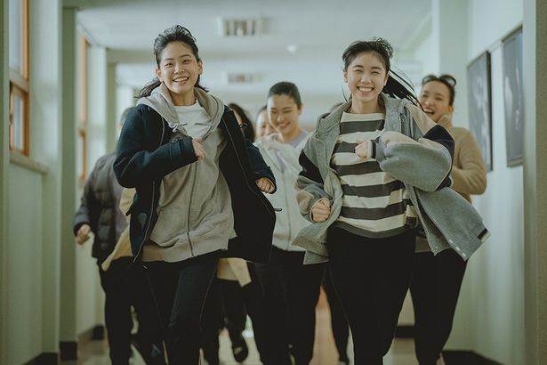 ソウル国際芸術団で伝統舞踊に青春を賭ける高校生たち