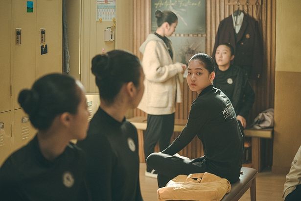 芸術団のトップを期待する母からのプレッシャーに押しつぶされそうなナリ