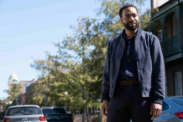 眉間にシワを寄せる⾼校教師のマーティ(キウェテル・イジョフォー)