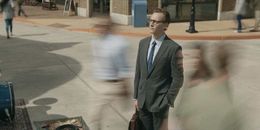 『サンキュー、チャック』でチャックことチャールズ・クランツを演じるトム・ヒドルストン