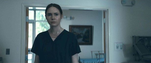 医療衣に身を包んだフェリシア(カレン・ギラン)の不穏な表情が気になる