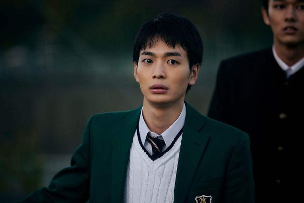 集団行動に馴染めない転校生、優役に青木柚