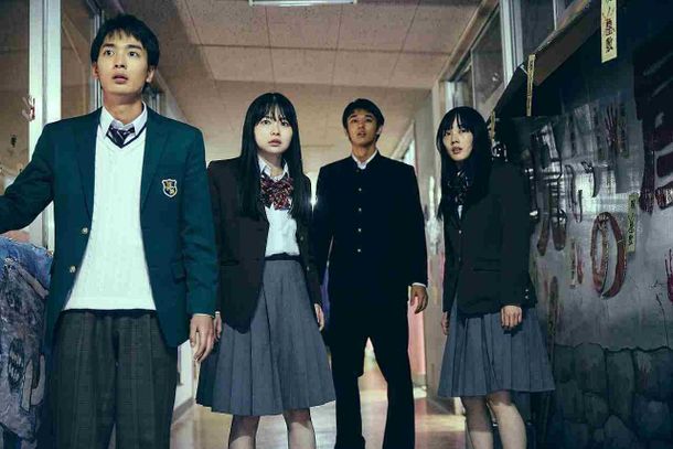 学校の廊下を組体操で襲いかかってくるクラスメイトを前に立ち尽くす愛と優