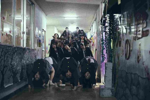 人間とは思えない動きで折り重なって向かってくる組体操のシーン！