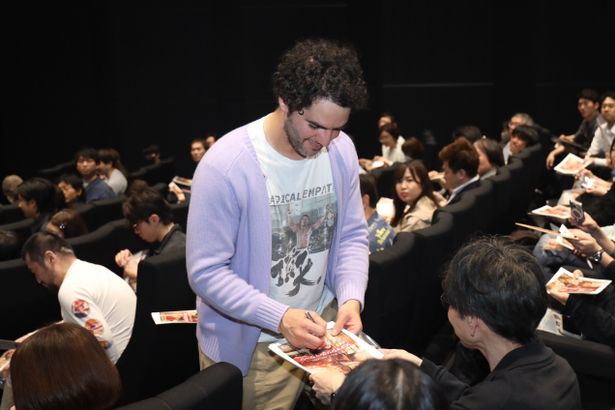 イベント後には自ら客席を回ってサインを行なうファンサービスも！