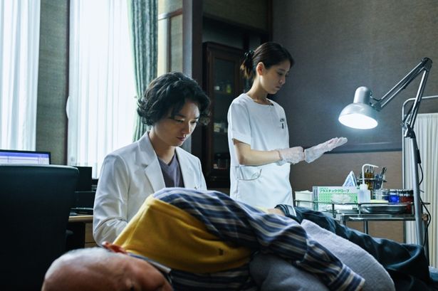 【写真を見る】「映像化、絶対不可能！」と話題を呼んだ現役医師作家による衝撃作を、染谷将太主演で映画化