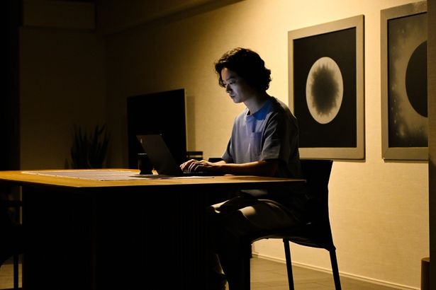 ひとりパソコンに向かい執筆に没頭する漆原
