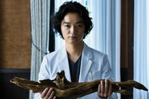 切断された手足を想起させる歪んだ枯れ木を抱え、不気味なほど静かにこちらを見つめる漆原