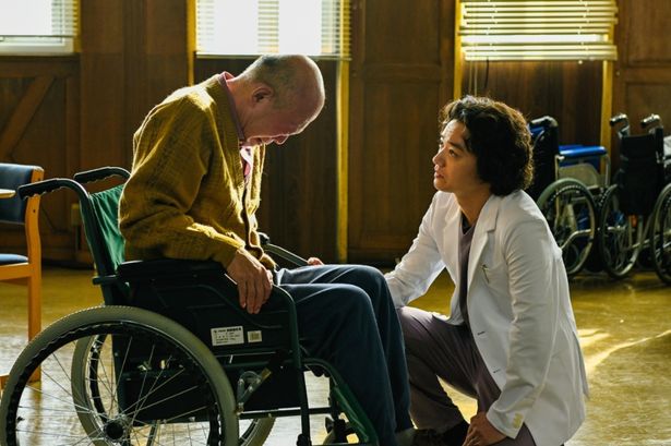 患者の岩上に優しく寄り添う漆原