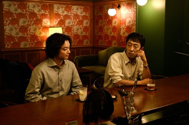 漆原が編集者の矢倉と出版への期待を語る場面