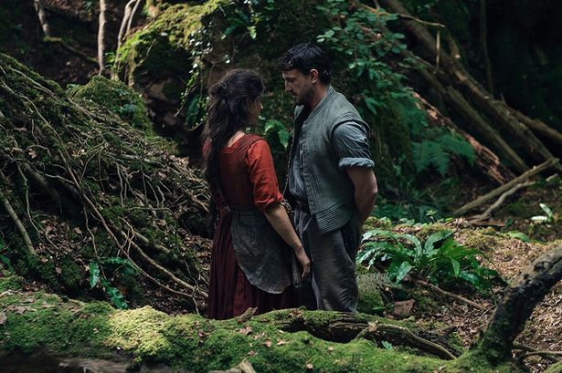 教師をしていたウィリアムは森で見かけたアグネスに惹かれ、2人は結婚する(『ハムネット』)