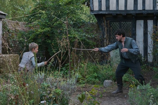 決闘ごっこなどお芝居が家族を一つにしていた(『ハムネット』)