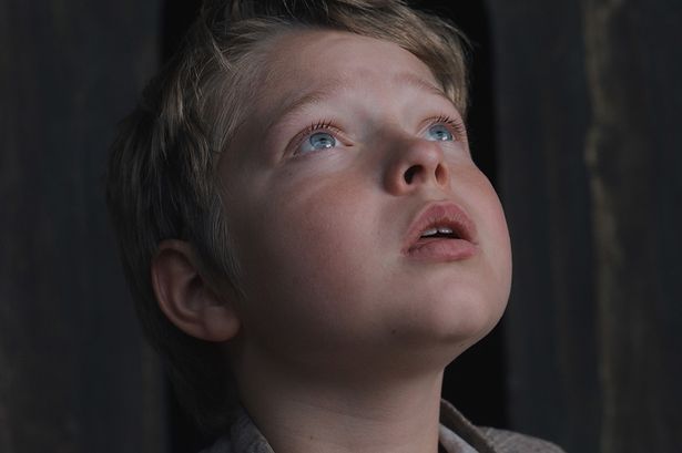 アグネスとウィリアムの息子ハムネット(『ハムネット』)