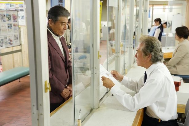 南条と“再会”する強面の教官、照屋(西岡徳馬)
