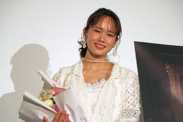 【写真を見る】オフィシャルアンバサダーのソニンが登壇！シリーズを1年にわたり牽引してきたソニンには、感謝を込めて花束も贈呈された