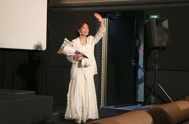 白いドレス姿で登場！