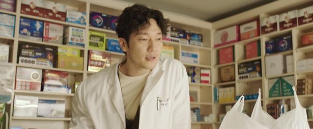 イニョンを陰ながら支える町の薬局で働く薬剤師、ドンウク（ソン・ソック）